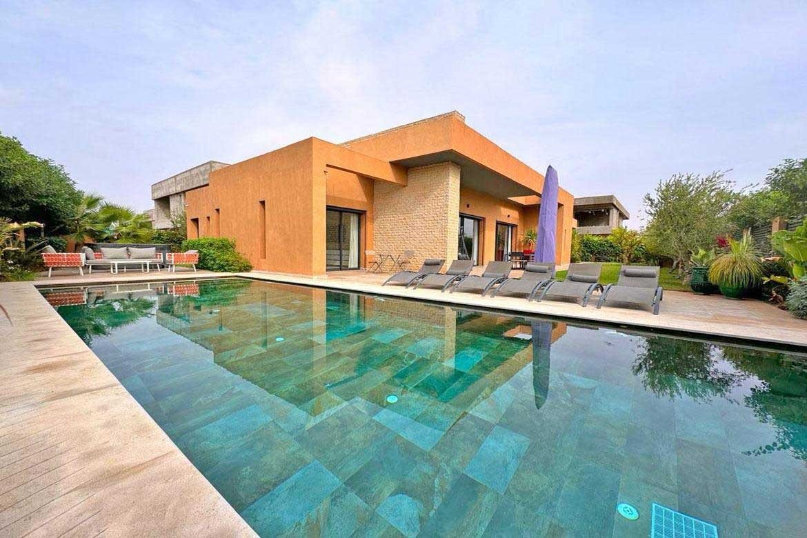 Single-story villa with pool and jacuzzi
